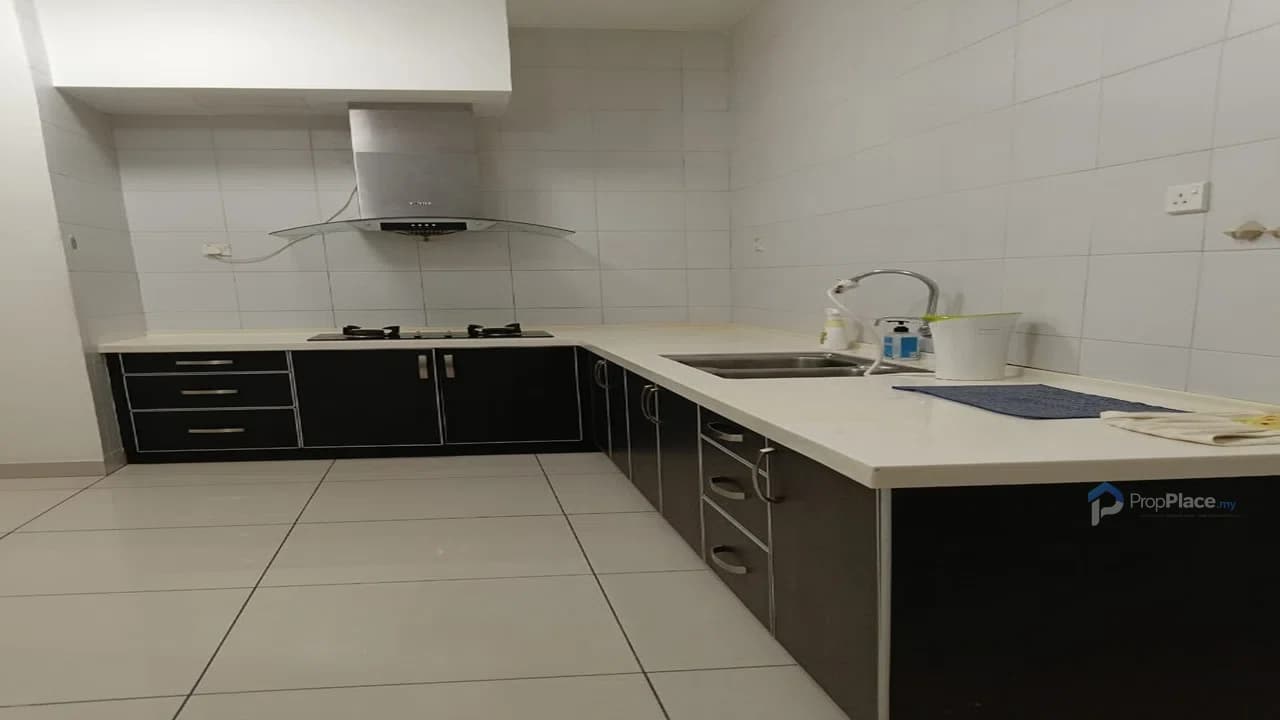 Fully Furnished Da Men Condo Next to SEGi