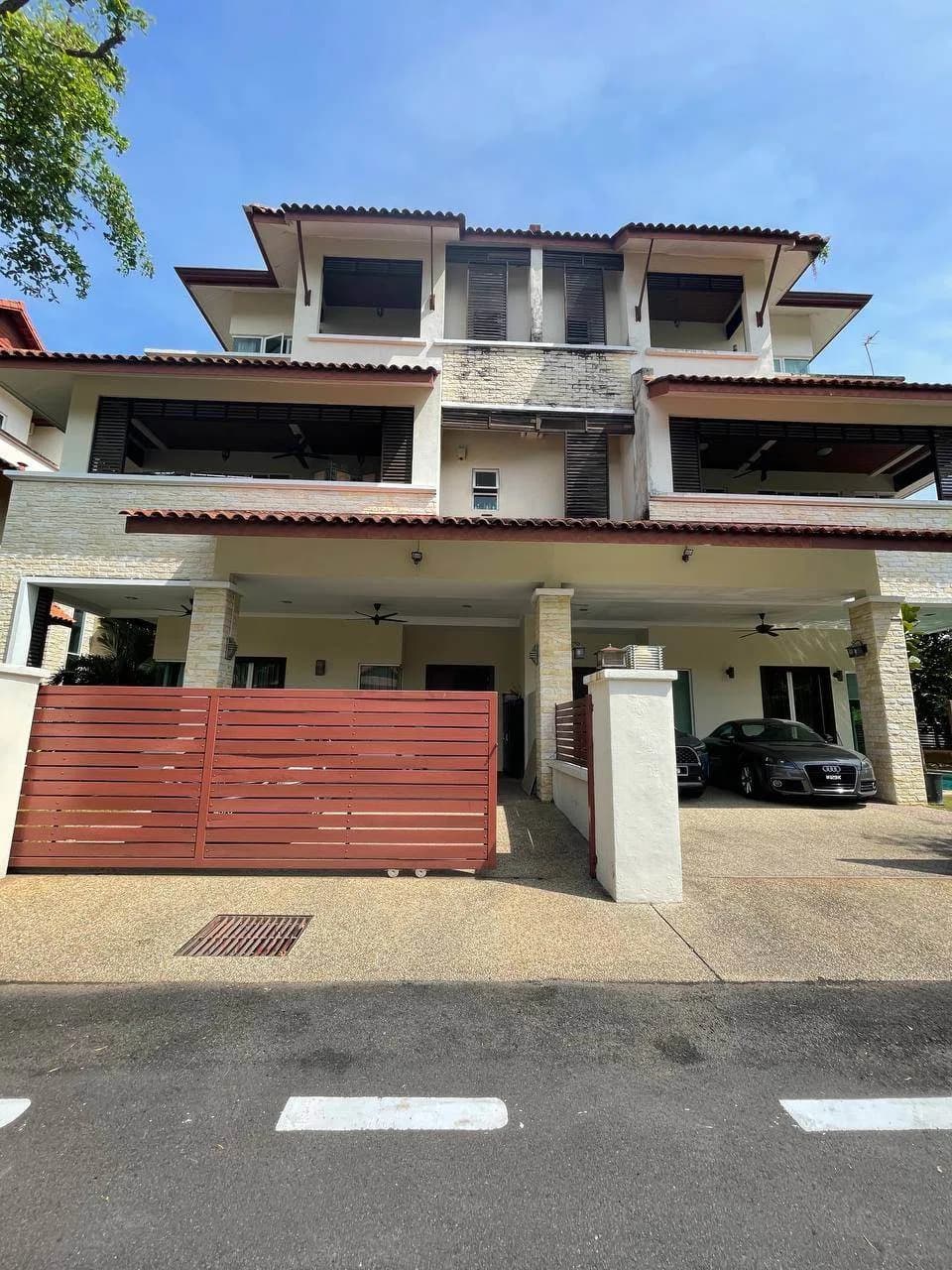 Three Storey Semid Beverly Heights Ukay Perdana
