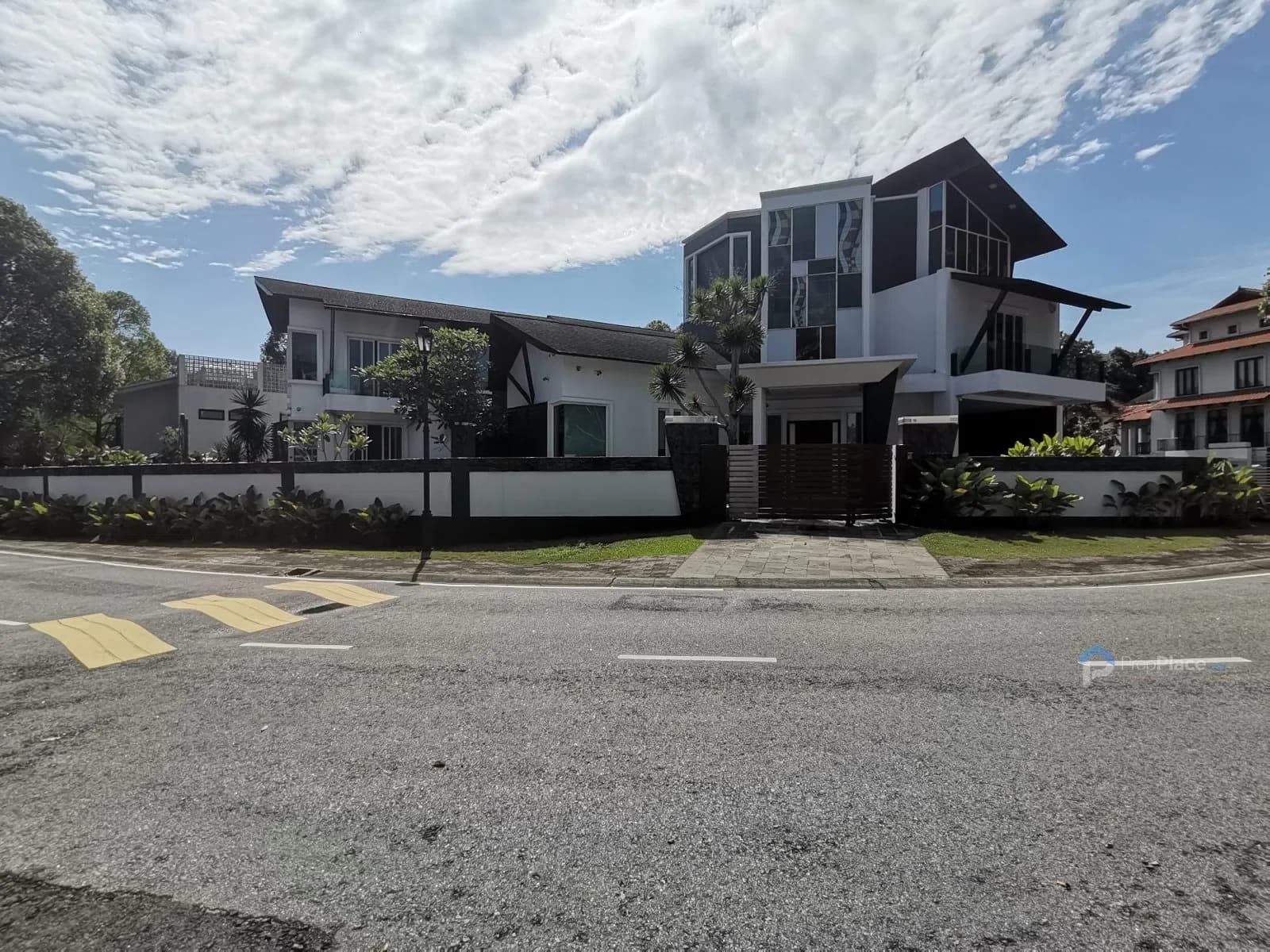 Gorgeous Two and Half-storey Bungalow at Pinggiran Golf , Saujana Resort , Subang Jaya
